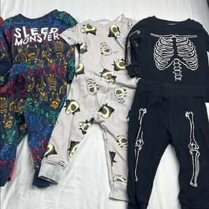 6 Kids One-Piece Pajama Set - Avocado Gray, Navy Sleep Monster & Black Skeleton